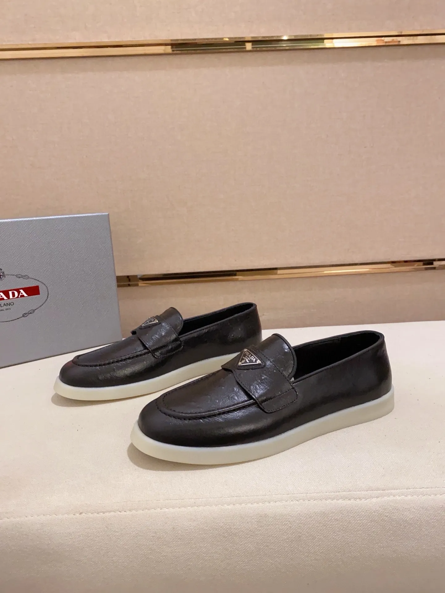Men's shoes 💰 580💰 ✔️✔️✔️High-quality new PRADA counters are launched at the same time. The new men's shoes and 😘fabrics are selected from high-silk bald cowhide and are made by pure handicrafts. Lining: Full cowhide lining. 👍🏿 High-end ☄️ air-cushion molded anti-slip rubber outsole, exquisite lines, simple and elegant, comfortable and high-end for leisure travel. Code number: 38 to 44 (45 can be customized)